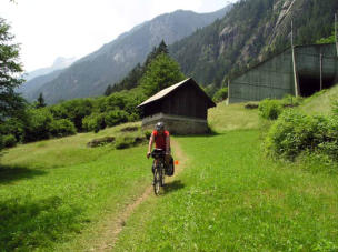 Avant de rejoindre la route cantonale