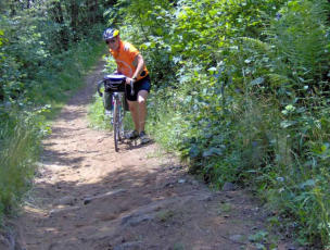 La route cantonale est fermée aux cyclistes! Il faut prendre un sentier