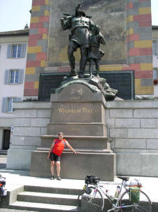 Devant le monument de Guillaume Tell (Altdorf)