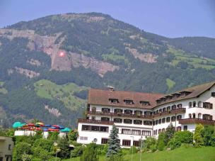 Vitznau avec le drapeau Suisse dans les rochers