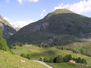 Petit St-Bernard. Dans le fond la route pour le col de Chavannes