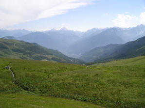 Col de la Madeleine versant La Chambre. Dans le fond le col du Glandon