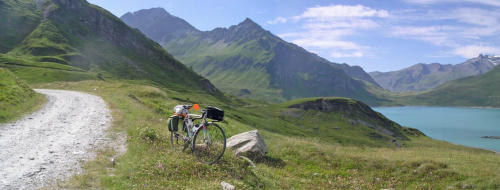 Route non goudronnée sur la rive droite du lac. Dans le fond le col du Mont Cenis